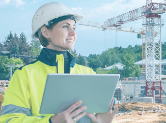 bauarbeiterin mit tablet auf einer baustelle