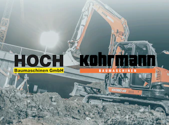 bagger bei nachtarbeiten im hintergrund, davor logos von hoch baumaschinen und kohrmann baumaschinen 