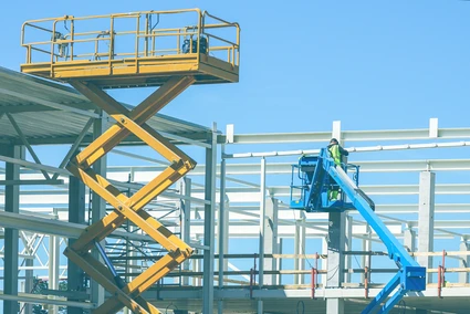 verschiedene Arbeitsbühnen Modelle auf einer Baustelle im Einsatz