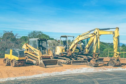 verschiedene Baumaschinen von Digando stehen auf Baustelle zur Miete bereit
