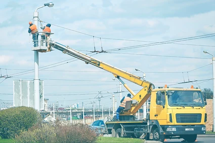 Zwei Bauarbeiter arbeiten auf lkw-arbeitsbuehe von Digando Zwei Bauarbeiter arbeiten auf lkw-arbeitsbuehe von Digando
