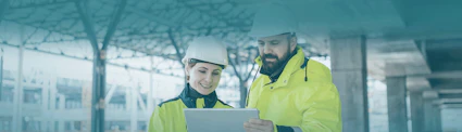 zwei bauleiter mit tablet auf einer baustelle