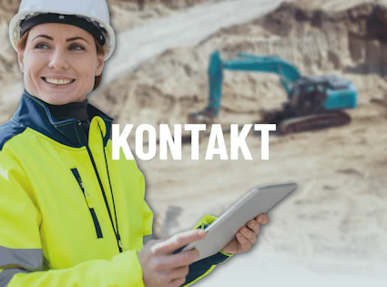 Frau mit Tablet, Helm und Bagger im Hintergrund