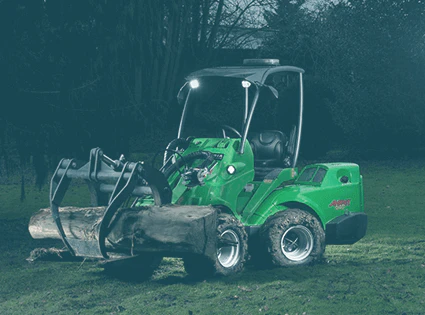 Avant Radlader 640 und Hubarbeitsbühne Leguan Lift L135neo auf einer Wiese